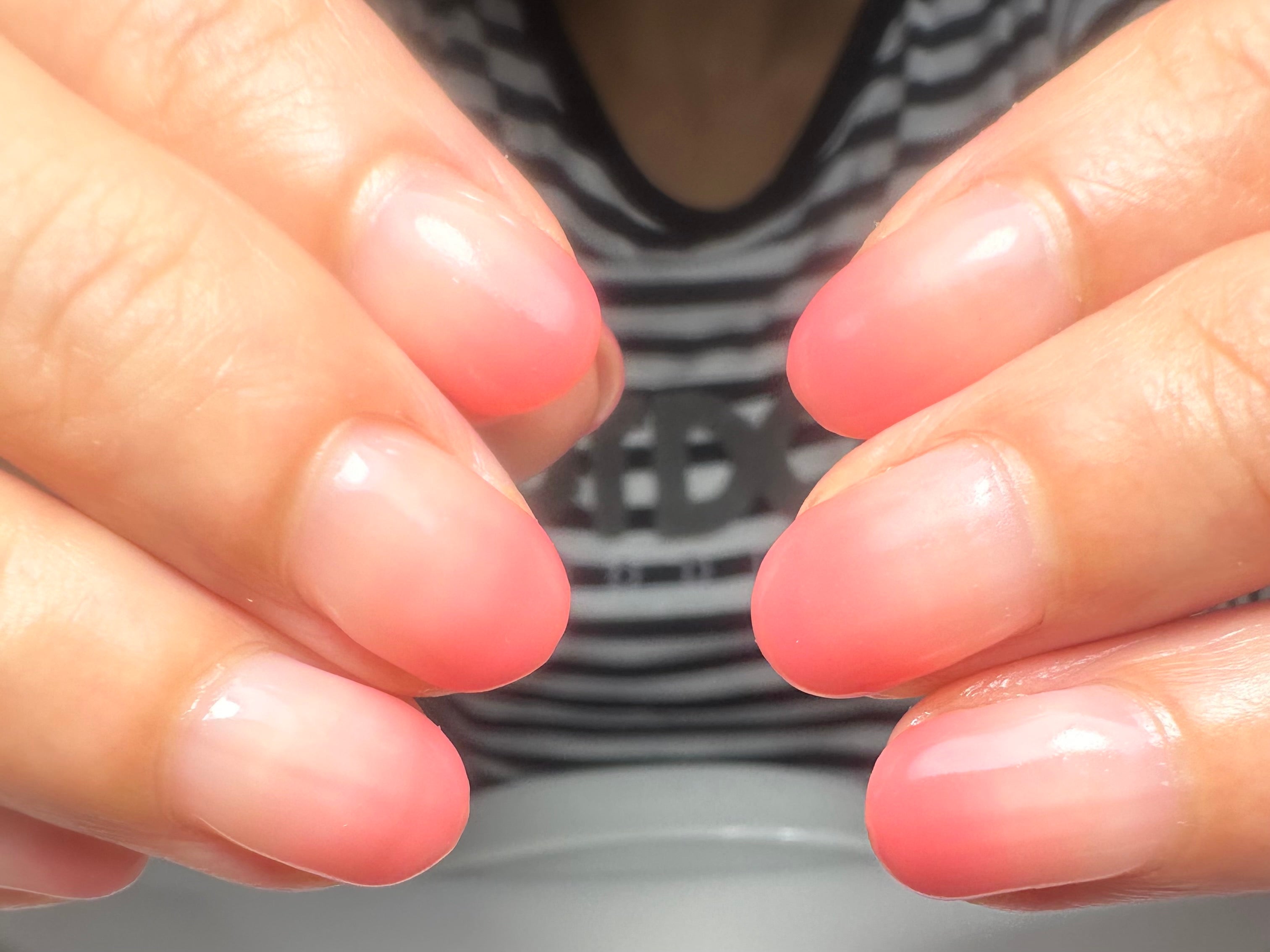 爪への優しさに溢れたケア重視のジェルネイルの写真